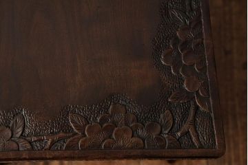中古　伝統工芸　軽井沢彫り　桜の木の彫刻が印象的なダイニングチェア(椅子、イス)(R-038238)
