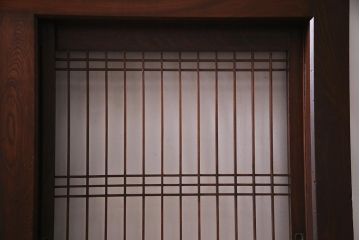 アンティーク建具　明治期　超ド級119kg!激レア品　 総ケヤキ材　くぐり戸が二重の珍しい極厚大戸(建具、蔵戸、引き戸、玄関戸)(R-038244)