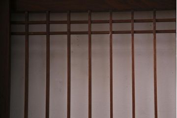 アンティーク建具　明治期　超ド級119kg!激レア品　 総ケヤキ材　くぐり戸が二重の珍しい極厚大戸(建具、蔵戸、引き戸、玄関戸)(R-038244)