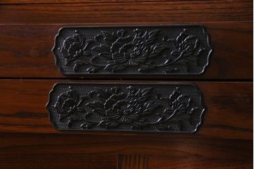 新古品　民芸家具　ニレ無垢材　重厚感と上品さを醸し出す重ね水屋箪笥(収納棚、和箪笥、キャビネット)(R-038245)