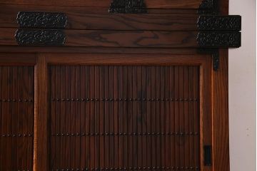 新古品　民芸家具　ニレ無垢材　重厚感と上品さを醸し出す重ね水屋箪笥(収納棚、和箪笥、キャビネット)(R-038245)