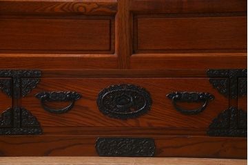 新古品　民芸家具　ニレ無垢材　重厚感と上品さを醸し出す重ね水屋箪笥(収納棚、和箪笥、キャビネット)(R-038245)