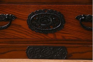 新古品　民芸家具　ニレ無垢材　重厚感と上品さを醸し出す重ね水屋箪笥(収納棚、和箪笥、キャビネット)(R-038245)