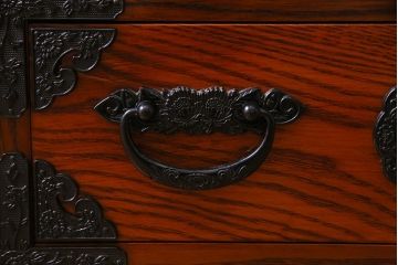新古品　民芸家具　ニレ無垢材　重厚感と上品さを醸し出す重ね水屋箪笥(収納棚、和箪笥、キャビネット)(R-038245)