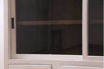 アンティーク家具　昭和初期　モールガラス　レトロな雰囲気のペイントがお洒落なサイドボード(収納棚、ガラス戸棚、キャビネット)(R-038251)