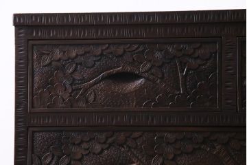 中古　ビンテージ　伝統工芸　軽井沢彫り　迫力ある桜の木が魅力的なチェスト(箪笥、タンス)(R-038252)