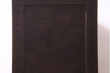 中古　ビンテージ　伝統工芸　軽井沢彫り　迫力ある桜の木が魅力的なチェスト(箪笥、タンス)(R-038252)