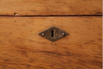 アンティーク家具　フランスアンティーク　パイン材　ブランケットボックスをリメイク!　木の風合いが味わい深いセンターテーブル(ローテーブル)(R-038253)