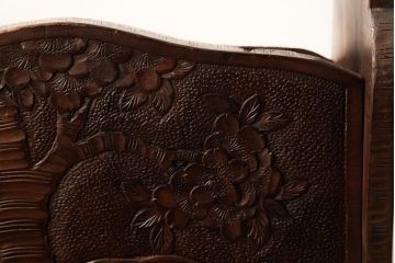 ビンテージ家具　伝統工芸　軽井沢彫り　桜の彫りが優美な印象のマガジンラック(本立て、収納)(R-038254)