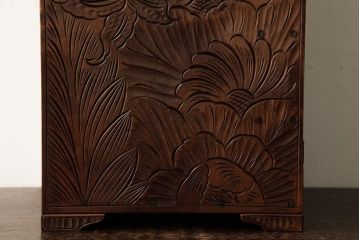 中古　伝統工芸　日光彫り　見事な花の彫刻の四段小引き出し(抽斗、小物入れ)(R-038258)