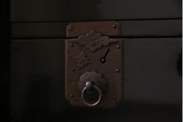 アンティーク家具　和製アンティーク　大正昭和初期　五丁引き　黒漆塗りが風格漂う庄内箪笥(重ね箪笥、チェスト、ローボード)(R-038268)