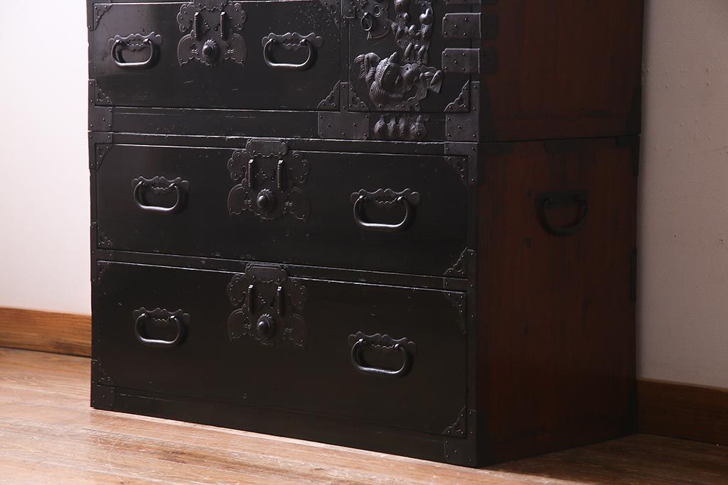 アンティーク家具　和製アンティーク　大正昭和初期　五丁引き　黒漆塗りが風格漂う庄内箪笥(重ね箪笥、チェスト、ローボード)(R-038268)