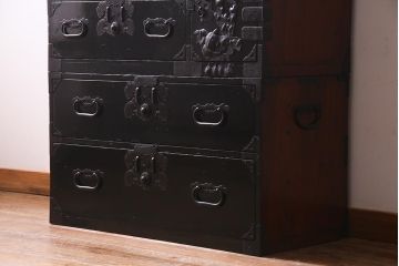 アンティーク家具　和製アンティーク　大正昭和初期　五丁引き　黒漆塗りが風格漂う庄内箪笥(重ね箪笥、チェスト、ローボード)(R-038268)