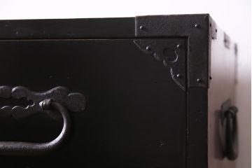 アンティーク家具　和製アンティーク　大正昭和初期　五丁引き　黒漆塗りが風格漂う庄内箪笥(重ね箪笥、チェスト、ローボード)(R-038268)