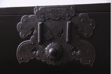 アンティーク家具　和製アンティーク　大正昭和初期　五丁引き　黒漆塗りが風格漂う庄内箪笥(重ね箪笥、チェスト、ローボード)(R-038268)