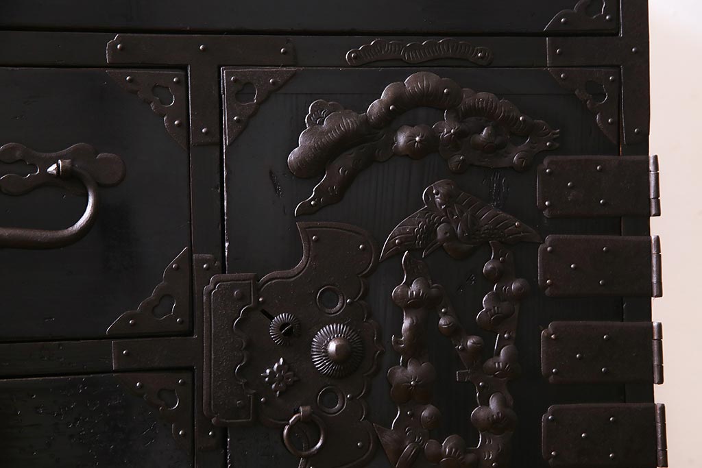 アンティーク家具　和製アンティーク　大正昭和初期　五丁引き　黒漆塗りが風格漂う庄内箪笥(重ね箪笥、チェスト、ローボード)(R-038268)