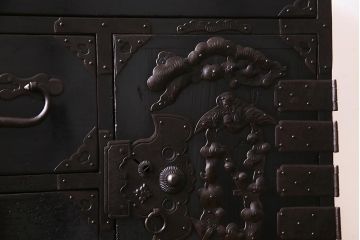 アンティーク家具　和製アンティーク　大正昭和初期　五丁引き　黒漆塗りが風格漂う庄内箪笥(重ね箪笥、チェスト、ローボード)(R-038268)