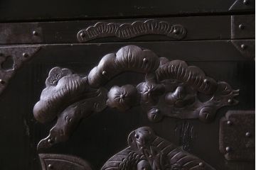 アンティーク家具　和製アンティーク　大正昭和初期　五丁引き　黒漆塗りが風格漂う庄内箪笥(重ね箪笥、チェスト、ローボード)(R-038268)