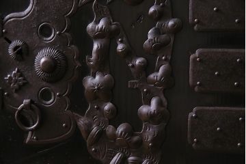 アンティーク家具　和製アンティーク　大正昭和初期　五丁引き　黒漆塗りが風格漂う庄内箪笥(重ね箪笥、チェスト、ローボード)(R-038268)