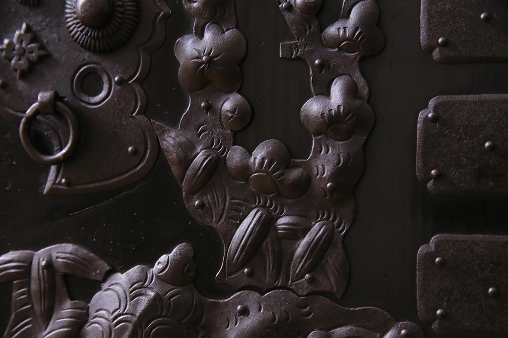 アンティーク家具　和製アンティーク　大正昭和初期　五丁引き　黒漆塗りが風格漂う庄内箪笥(重ね箪笥、チェスト、ローボード)(R-038268)