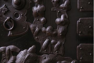 アンティーク家具　和製アンティーク　大正昭和初期　五丁引き　黒漆塗りが風格漂う庄内箪笥(重ね箪笥、チェスト、ローボード)(R-038268)