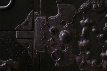 アンティーク家具　和製アンティーク　大正昭和初期　五丁引き　黒漆塗りが風格漂う庄内箪笥(重ね箪笥、チェスト、ローボード)(R-038268)