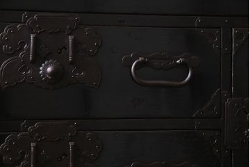 アンティーク家具　和製アンティーク　大正昭和初期　五丁引き　黒漆塗りが風格漂う庄内箪笥(重ね箪笥、チェスト、ローボード)(R-038268)