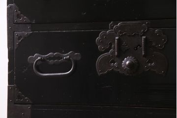 アンティーク家具　和製アンティーク　大正昭和初期　五丁引き　黒漆塗りが風格漂う庄内箪笥(重ね箪笥、チェスト、ローボード)(R-038268)