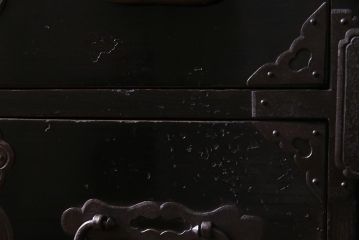アンティーク家具　和製アンティーク　大正昭和初期　五丁引き　黒漆塗りが風格漂う庄内箪笥(重ね箪笥、チェスト、ローボード)(R-038268)