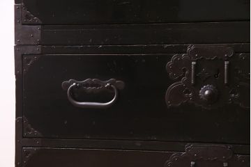 アンティーク家具　和製アンティーク　大正昭和初期　五丁引き　黒漆塗りが風格漂う庄内箪笥(重ね箪笥、チェスト、ローボード)(R-038268)