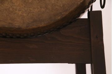 和楽器　2尺4寸　欅(ケヤキ)　古い刳り貫き太鼓・太鼓台付き(くり貫き太鼓、和太鼓)(R-038269)
