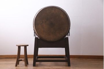 和楽器　2尺4寸　欅(ケヤキ)　古い刳り貫き太鼓・太鼓台付き(くり貫き太鼓、和太鼓)(R-038269)