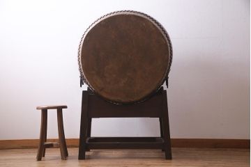 和楽器　2尺4寸　欅(ケヤキ)　古い刳り貫き太鼓・太鼓台付き(くり貫き太鼓、和太鼓)(R-038269)