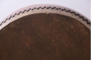 和楽器　2尺4寸　欅(ケヤキ)　古い刳り貫き太鼓・太鼓台付き(くり貫き太鼓、和太鼓)(R-038269)