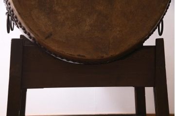 和楽器　2尺4寸　欅(ケヤキ)　古い刳り貫き太鼓・太鼓台付き(くり貫き太鼓、和太鼓)(R-038269)