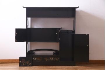 中古　伝統工芸品　松月作　漆塗り　四季折々の草花の蒔絵が美しい飾り棚(茶箪笥、茶棚)(R-038276)