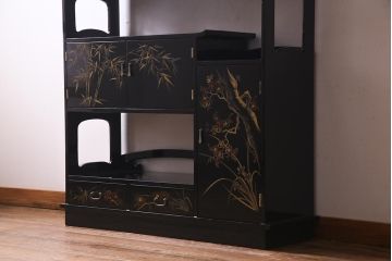 中古　伝統工芸品　松月作　漆塗り　四季折々の草花の蒔絵が美しい飾り棚(茶箪笥、茶棚)(R-038276)