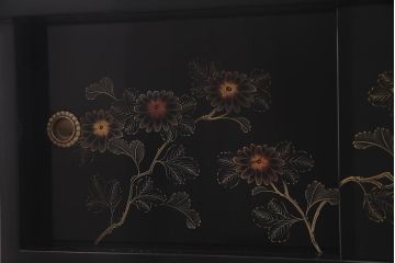 中古　伝統工芸品　松月作　漆塗り　四季折々の草花の蒔絵が美しい飾り棚(茶箪笥、茶棚)(R-038276)