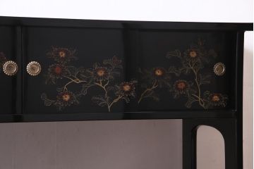 中古　伝統工芸品　松月作　漆塗り　四季折々の草花の蒔絵が美しい飾り棚(茶箪笥、茶棚)(R-038276)