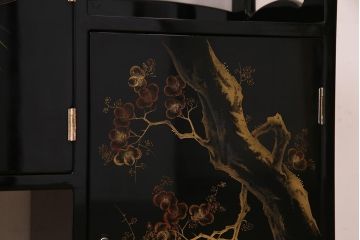 中古　伝統工芸品　松月作　漆塗り　四季折々の草花の蒔絵が美しい飾り棚(茶箪笥、茶棚)(R-038276)
