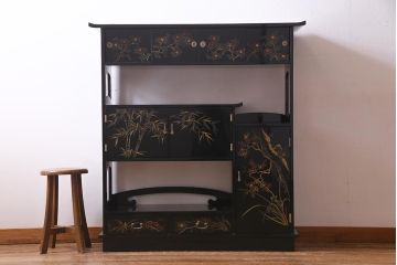 中古　伝統工芸品　松月作　漆塗り　四季折々の草花の蒔絵が美しい飾り棚(茶箪笥、茶棚)(R-038276)