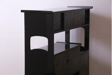中古　伝統工芸品　松月作　漆塗り　四季折々の草花の蒔絵が美しい飾り棚(茶箪笥、茶棚)(R-038276)