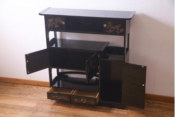 中古　伝統工芸品　松月作　漆塗り　四季折々の草花の蒔絵が美しい飾り棚(茶箪笥、茶棚)(R-038276)
