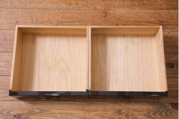 中古　伝統工芸品　松月作　漆塗り　四季折々の草花の蒔絵が美しい飾り棚(茶箪笥、茶棚)(R-038276)