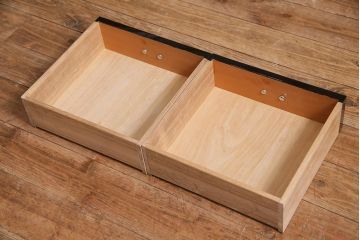 中古　伝統工芸品　松月作　漆塗り　四季折々の草花の蒔絵が美しい飾り棚(茶箪笥、茶棚)(R-038276)