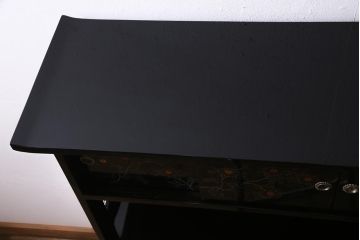 中古　伝統工芸品　松月作　漆塗り　四季折々の草花の蒔絵が美しい飾り棚(茶箪笥、茶棚)(R-038276)