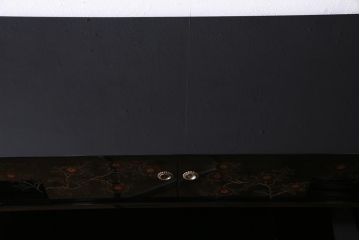 中古　伝統工芸品　松月作　漆塗り　四季折々の草花の蒔絵が美しい飾り棚(茶箪笥、茶棚)(R-038276)