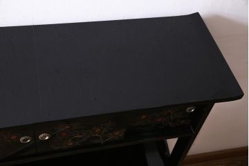 中古　伝統工芸品　松月作　漆塗り　四季折々の草花の蒔絵が美しい飾り棚(茶箪笥、茶棚)(R-038276)