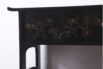 中古　伝統工芸品　松月作　漆塗り　四季折々の草花の蒔絵が美しい飾り棚(茶箪笥、茶棚)(R-038276)