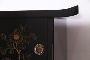 中古　伝統工芸品　松月作　漆塗り　四季折々の草花の蒔絵が美しい飾り棚(茶箪笥、茶棚)(R-038276)